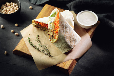 素食新鲜的墨西哥卷饼配沙拉三明治和蔬菜配酱图片