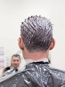 在美容院的男人头上调理灰白的头发图片