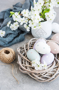 复活节鸡蛋和春樱花在图片