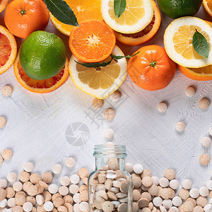 多种柑橘水果和维生素药片图片