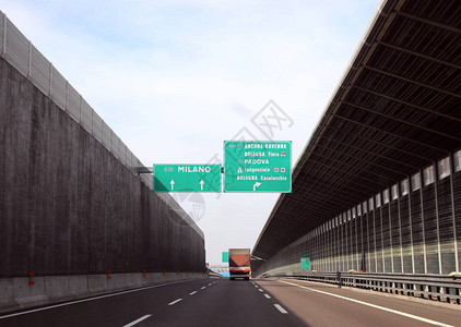 意大利高速公路上的大路信号去米兰或意图片