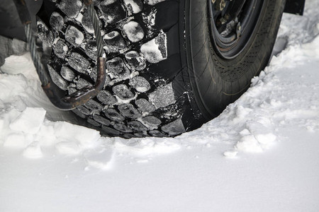 车轮卡车在雪地里图片