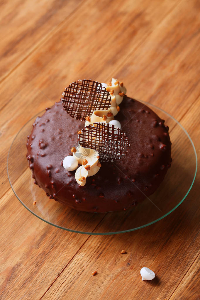 现代巧克力花生酱木糖蛋糕上面涂着巧克力玻璃图片