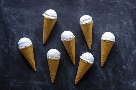 7个冰淇淋甜筒与意大利冷冻香草果或灰色图片