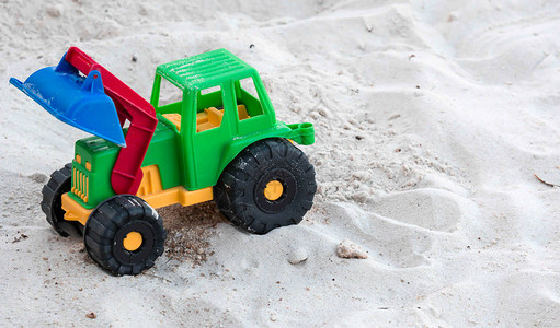 塑料玩具推土机颜色为绿色红色黄色和蓝色图片