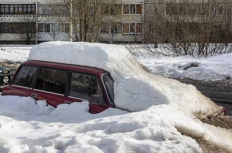 春天城市街道上脏雪漂流的汽车图片