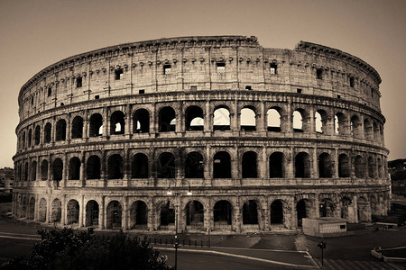 罗马斗兽场在晚上在罗马意大利黑白图片