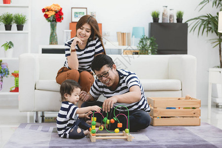 快乐的亚洲家庭父亲和母亲与孩子一起享受幸福图片