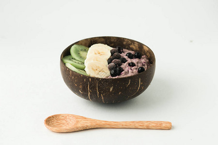 椰壳碗绿荞麦背景图片