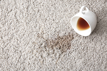 咖啡洒在地毯上图片