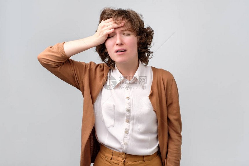 压力大沮丧的女人感到头疼卷曲的女士患有可怕的偏头痛或她忘图片
