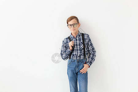 风格儿童和家庭概念可爱的少年男孩在白图片