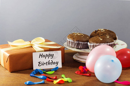生日快乐卡片巧克力阿拉伯自制纸杯蛋糕蛋糕台上的玛面油图片