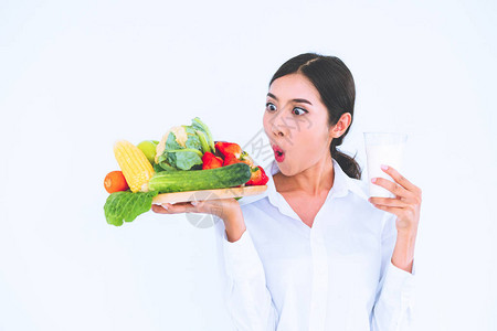 女营养师展示水果和蔬菜的饮食品以控制胆固醇图片