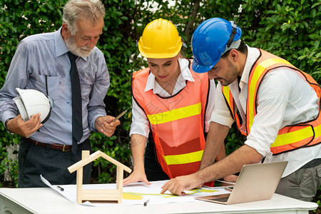 工程师建筑师和商人在建筑工地从事工程项目图片