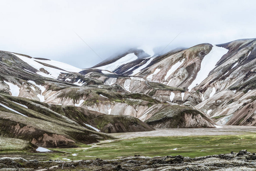 Landmannalaugar在冰岛北欧洲高地的超现实自然风光景观美丽多彩的雪山地形以夏季徒步探险和户图片