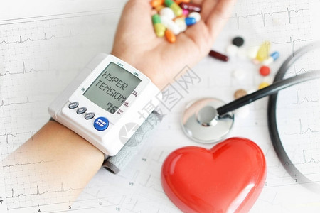 女手臂测量血压的超高血压心血图片