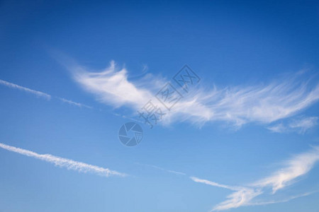 蓝色天空云层有浮云美背景图片