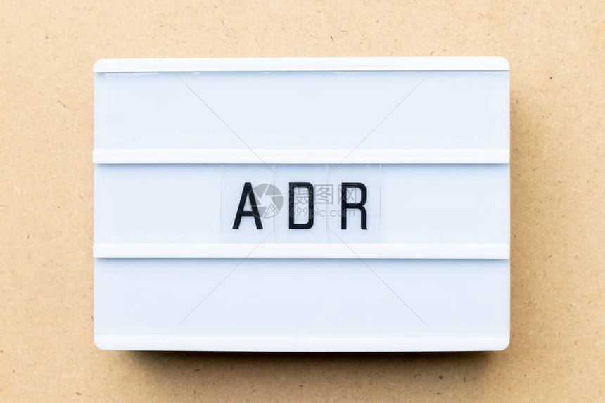 白光盒在木本上用ADR字减少不图片