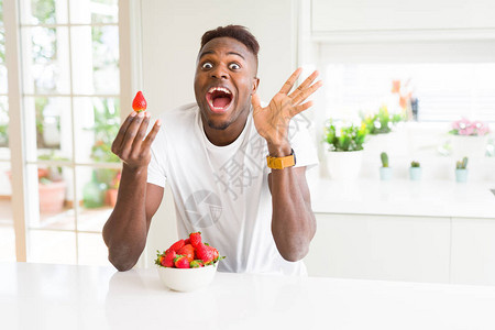 非洲美国人吃新鲜健康草莓图片