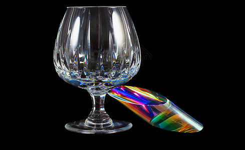 黑色背景下的水晶白兰地酒杯背景图片