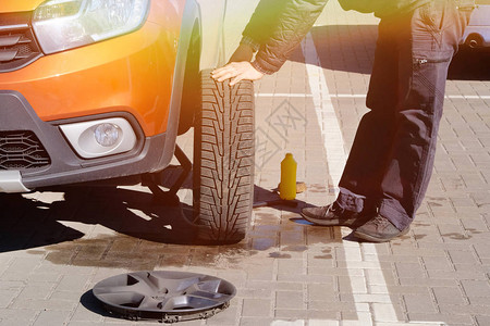 汽车维修理念汽车轮胎和带轮子的轮子汽车服务在路上更换漏气的汽车轮胎男背景图片