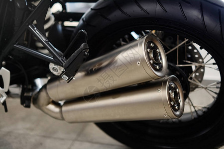 摩托车后轮和双钢排气管图片