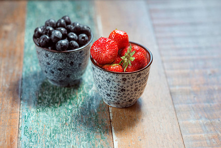 木桌上的蓝莓草莓黑莓图片