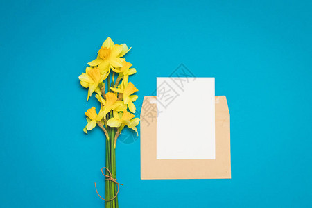 美丽的花束朵束有信封蓝图片