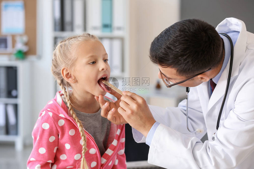 儿科医生在诊所检查小女孩图片