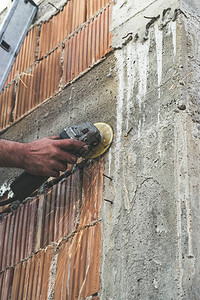 工人用研磨机切割钢筋形成混凝土图片