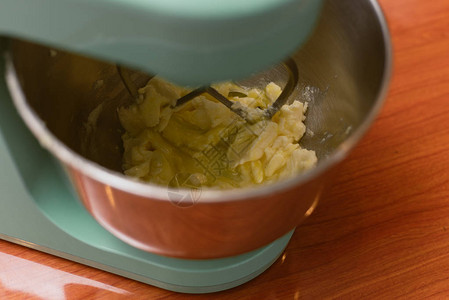搅拌机将黄油面粉和鸡蛋的面团揉成松饼和干图片
