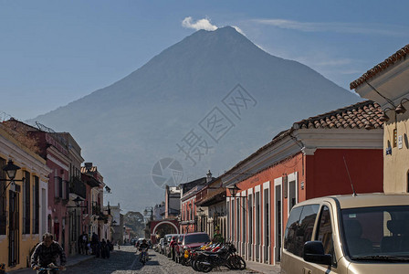 危地马拉安提瓜的街道背景是阿瓜火山图片