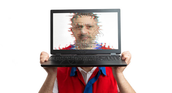 男超市或超市雇员用笔记本电脑屏幕遮面图片