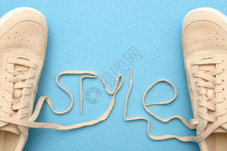 新的女运动鞋有样式文字中的带子平铺图片
