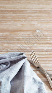 木桌上餐巾的叉子和刀子特写图片
