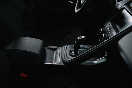 豪华汽车中的现代黑色手动变速器图片