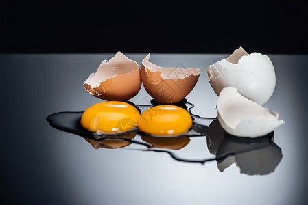 以蛋黄蛋白质和蛋壳与黑色隔绝的蛋图片