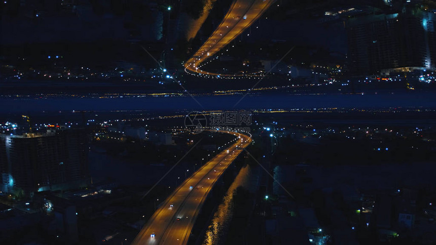 莫斯科在晚上与城市建筑和河对面的桥梁图片
