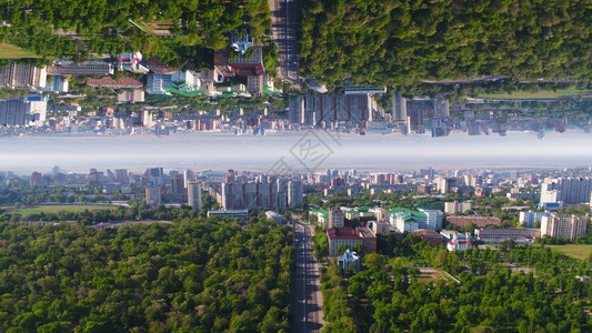 在阳光明媚的夏日鸟瞰现代城市天际线和城市景观图片