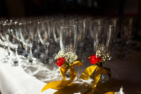 喜酒香槟传统敬酒邀请到新娘和背景图片
