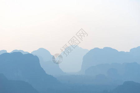 Asian山谷的山丘和山丘蓝图片
