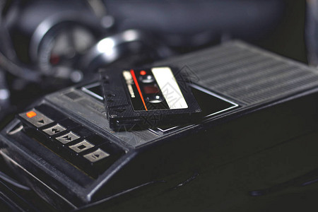 老式复古黑色便携式录音机和录音机图片