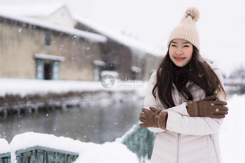 美丽的年青轻女士微笑图片