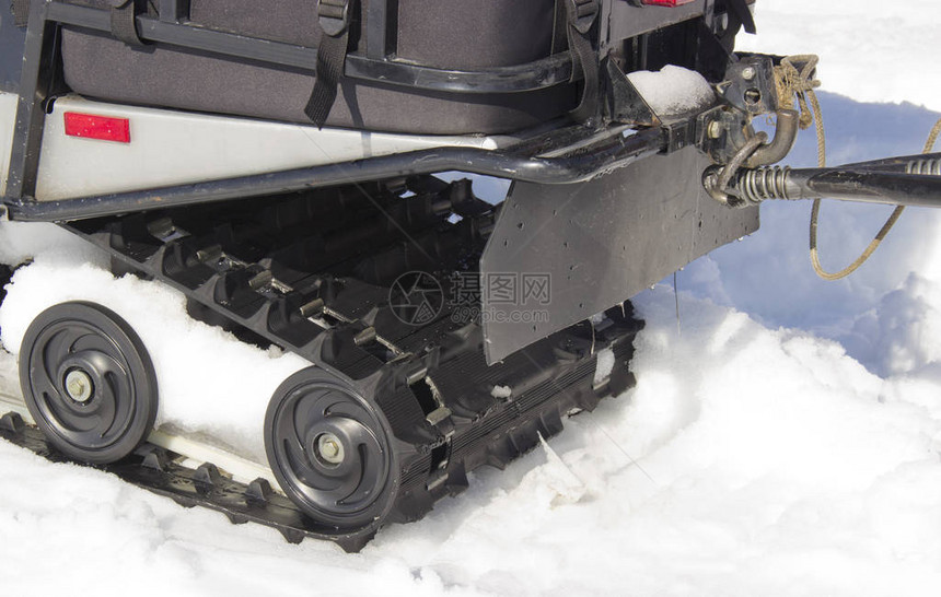 雪地上的雪地摩托滚轮图片