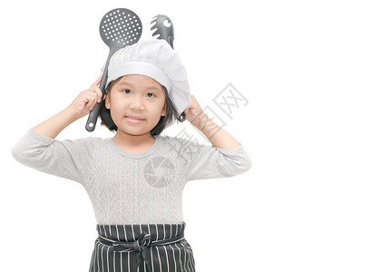 穿着厨帽和围裙站着的可爱女厨师肖像图片
