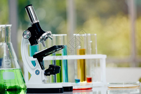 化学实验室带实验室设备的桌上显微镜图片