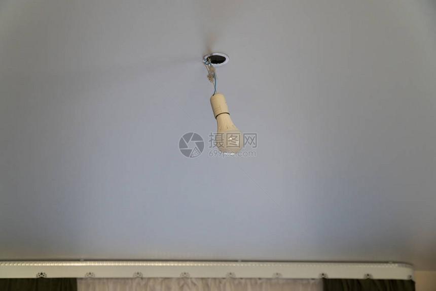 二极管灯泡挂在电线上的天花板上电线上的灯泡灯泡发出的亮光白色的天花图片
