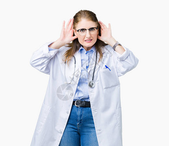 中年成熟的医生女人穿着医用外套图片