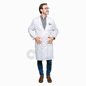 中年医生男子穿着医疗大衣背景图片